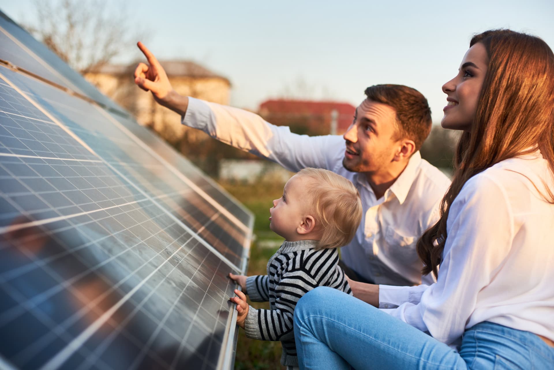 Familie freut sich über ihre neue Photovoltaik-Anlage