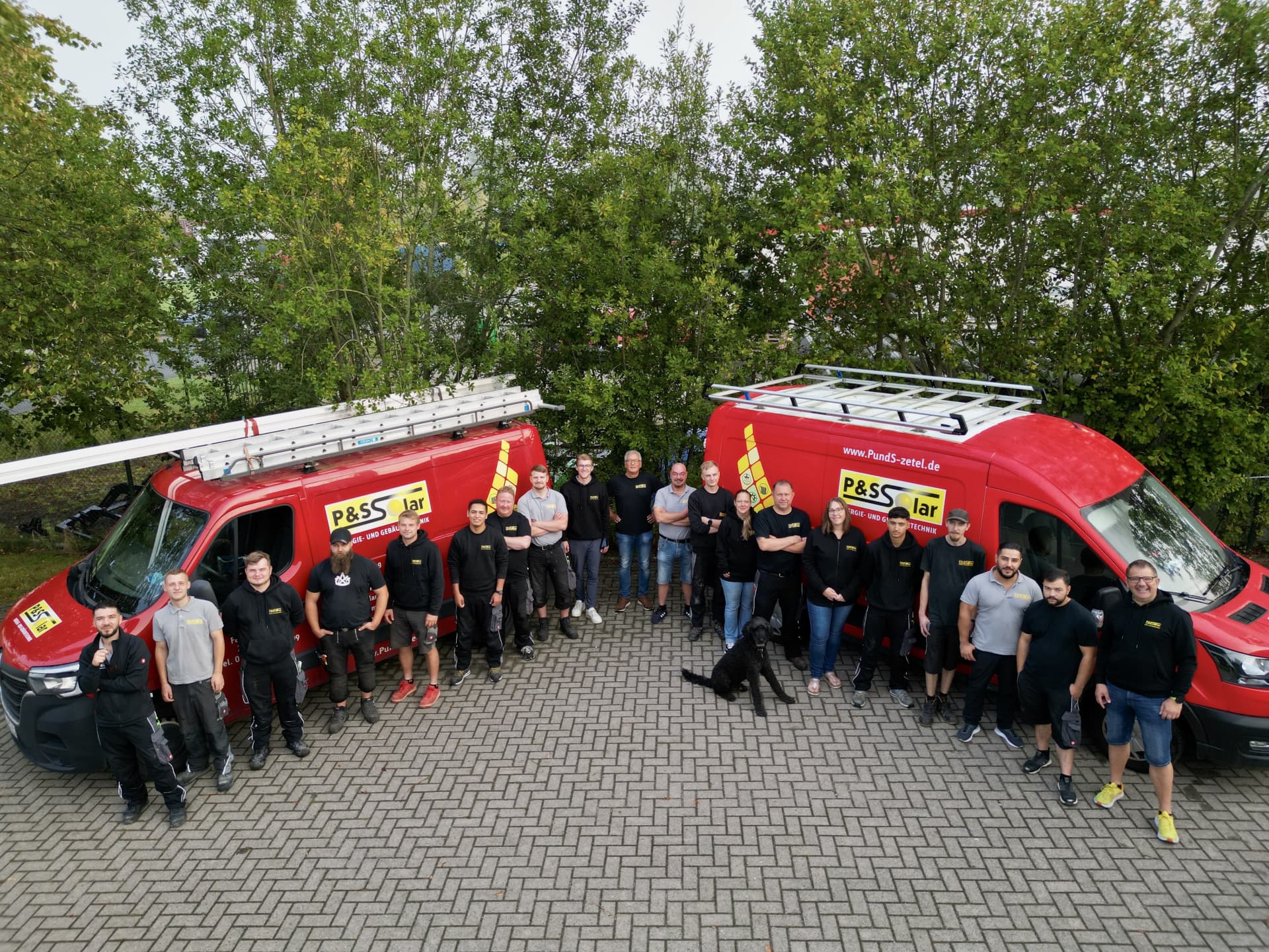 Das Team von P&S-Solar vor den Firmenfahrzeugen in Zetel